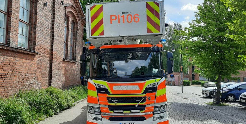 Der Scania P 360 - Magirus - DLA(K) 23/12 (M32L-AS) der Feuerwehr Tampere "Pirkanmaan Pelastuslaitos Tampere"